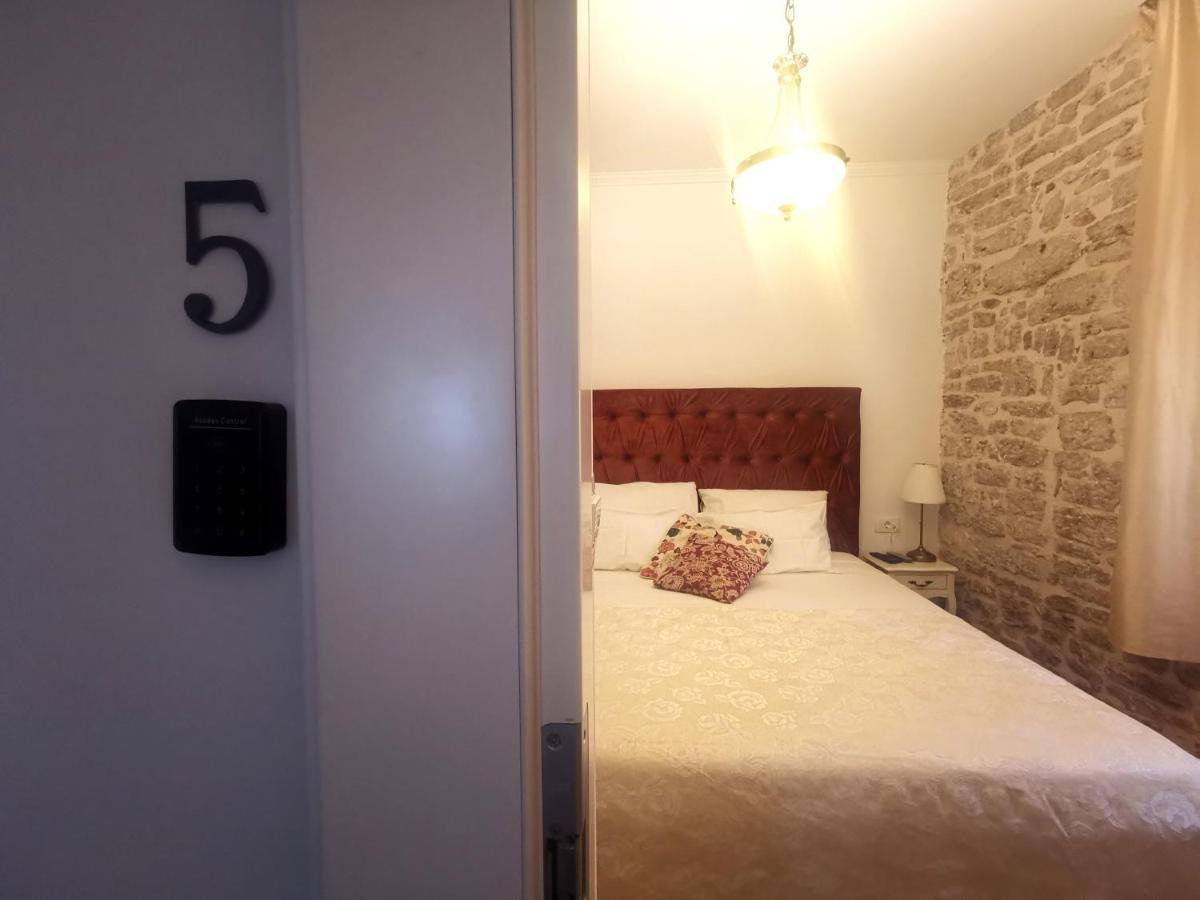 L&L Rooms Royal 시베니크 객실 사진
